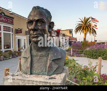 Monterey, CA, USA - 7. August 2009: Bronzebüste des amerikanischen Schriftstellers John Steinbeck, gelegen im historischen Viertel von Monterey, genannt Cannery Row. Stockfoto