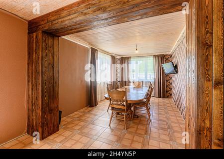 Russland, Moskau- 03. Mai 2020: Innenraumwohnung schönes Designer-Land umweltfreundliches Ferienhaus mit Holzdekor-Elementen Stockfoto
