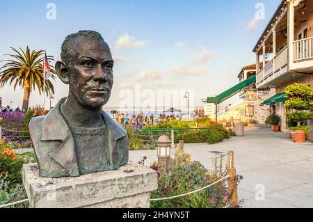 Monterey, CA, USA - 7. August 2009: Bronzebüste des amerikanischen Schriftstellers John Steinbeck, gelegen im historischen Viertel von Monterey, genannt Cannery Row. Stockfoto