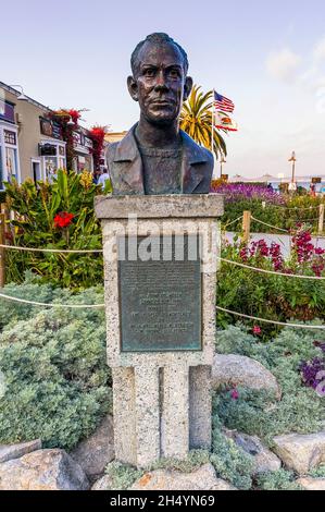 Monterey, CA, USA - 7. August 2009: Bronzebüste des amerikanischen Schriftstellers John Steinbeck, gelegen im historischen Viertel von Monterey, genannt Cannery Row. Stockfoto