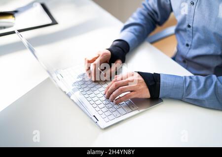 Pain Relief Bandage Und Handgelenkschlaufe. Tippen Auf Der Tastatur Stockfoto