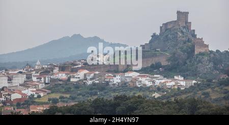 Luna Castle in der Wintersaison. Alburquerque, Extremadura, Spanien Stockfoto