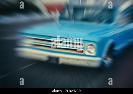 Chevrolet C10 Pickup-Truck, Beschleunigung, Rollen, verschwommen, Bewegung, Zoomen Stockfoto