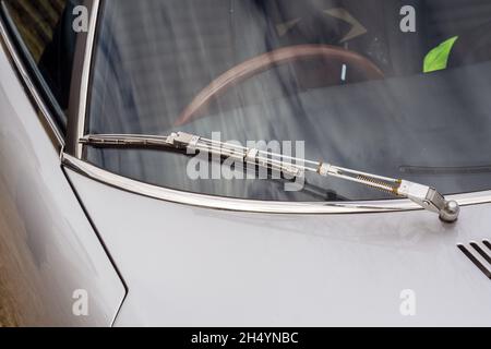 Nahaufnahme von Windschutzscheibe und Scheibenwischer auf einem silbernen Toyota 2000 GT Classic Japanese Sixties Coupé Sportwagen Stockfoto