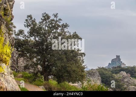 Luna Castle in der Wintersaison. Blick von San Blas Craig. Alburquerque, Extremadura, Spanien Stockfoto