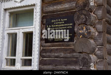 Museum von Zoja Kosmodemyanskaja. Neuer Zoya Ausstellungskomplex in Petrishchevo, Region Moskau, Russland. Oktober 2021. Ein altes Blockhaus mit einer Gedenkstätte Stockfoto