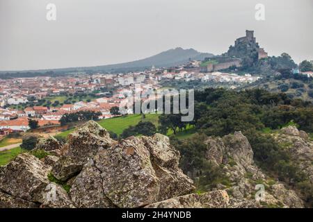 Luna Castle in der Wintersaison. Blick von San Blas Craig. Alburquerque, Extremadura, Spanien Stockfoto