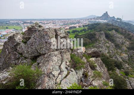 Luna Castle in der Wintersaison. Blick von San Blas Craig. Alburquerque, Extremadura, Spanien Stockfoto