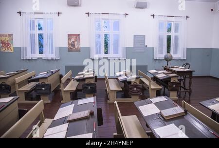 Museum von Zoja Kosmodemyanskaja. Neuer Zoya Ausstellungskomplex in Petrishchevo, Region Moskau, Russland. Oktober 2021. Schulklasse. Antike Schreibtische mit Te Stockfoto