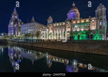 Liverpool Pierhead mit den drei Grazien, die für das River of Light Festival beleuchtet wurden. L um das Royal Liver Building, das Cunard Building und das Dock BU zu erreichen Stockfoto