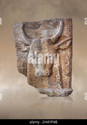 Ägyptische Relieftafel des stiergottes Boukhis, 332-395 v. Chr., Ptolemäus, Hermonthis, bemalter Sandstein. Louvre Museum E 26902. Boukhis wurde verehrt Stockfoto