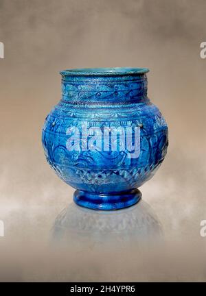 Ptolemäische Vase mit hohem Relief, glasiert, verziert mit Tieren, 100-99 v. Chr. Louvre Museum E22582. Dekoriert mit Aparade von Tieren; Hasen; Pferd; Antilope; g Stockfoto