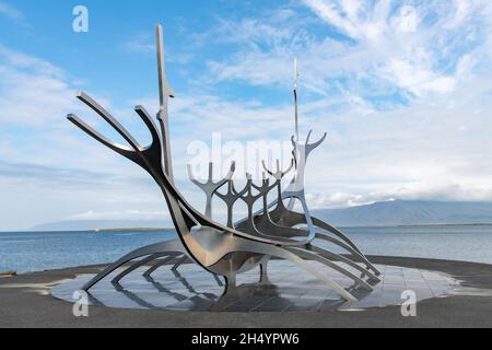 Rejkjavik, Island-August 2021; Tiefwinkelansicht der Edelstahlskulptur The Sun Voyager oder Dreamboat von Jon Gunnar Arnason auf Granitplatten Stockfoto