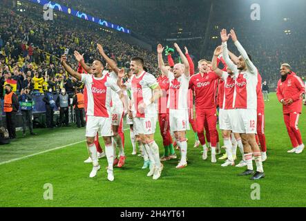 Final Jubilation Team Ajax, Jurrien TIMBER l. (Ajax) zeichnet dies auf seinem Mobiltelefon auf, von rechts Noussair MAZRAOUI (Ajax), Daley BLIND (Ajax), Davy KLAASSEN (Ajax), Dusan TADIC (Ajax), Lisandro MARTINEZ (Ajax), Sebastien HALLER (Ajax), Jurrien TIMBER (Ajax) Soccer Champions League, Vorrunde 4. Spieltag, Borussia Dortmund (DO) - Ajax Amsterdam 1: 3, am 03.11.2021 in Dortmund/Deutschland. Â Stockfoto