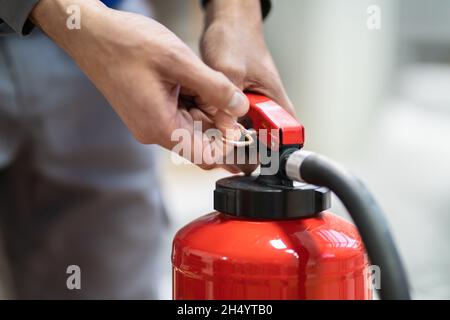 Prüfung Der Sicherheit Von Feuerlöschern. Inspektion Der Notfallausrüstung Stockfoto