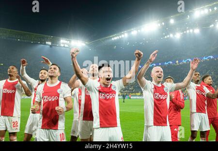 Finale Jubilierung Team Ajax, Team, links nach rechts Sebastien HALLER (Ajax), Dusan TADIC (Ajax), Daley BLIND (Ajax), Lisandro MARTINEZ (Ajax), Davy KLAASSEN (Ajax) Soccer Champions League, Vorrunde 4. Spieltag, Borussia Dortmund (DO) - Ajax Amsterdam 1: 3, am 3. November 2021 in Dortmund/Deutschland. Â Stockfoto