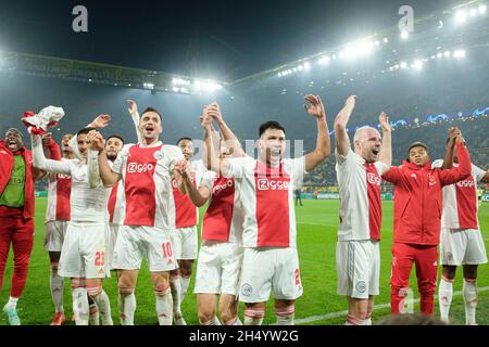 Finale Jubilierung Team Ajax, Team, von links nach rechts Steven BERGHUIS (Ajax), Dusan TADIC (Ajax), Lisandro MARTINEZ (Ajax), Davy KLAASSEN (Ajax) Soccer Champions League, Vorrunde 4. Spieltag, Borussia Dortmund (DO) - Ajax Amsterdam 1: 3, am 3. November 2021 in Dortmund/Deutschland. Â Stockfoto