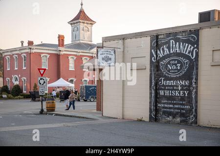 LYNCHBURG, USA - 10. Okt 2021: Ein Wandbild eines Flaschenlabels von Jack Daniel, das an einer Wand in der Brennerei-Stadt in der Innenstadt von Lynchburg, Tenne, gemalt wurde Stockfoto