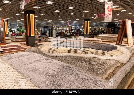 Khimki, Russland - Juli 25. 2021. Verkauf von Teppichen in der Großeinkaufsstraße Stockfoto