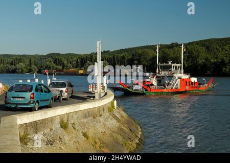 FRANKREICH, SEINE-MARITIME (76), REGIONALER NATURPARK BOUCLES DE LA SEINE NORMANDE, SAHURS, AUTOS WARTEN AUF DIE FÄHRE, UM DIE SEINE ZU ÜBERQUEREN Stockfoto