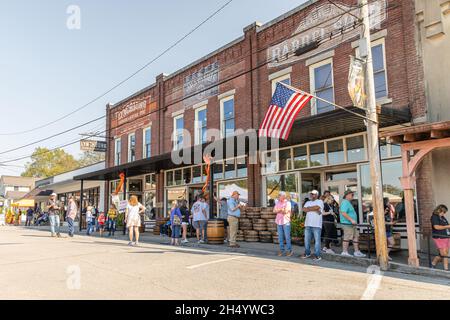 LYNCHBURG, USA - 10. Okt 2021: Der Baumarkt und Fassladen in der Innenstadt von Lynchburg, Tennessee fungiert als offizieller Geschenkeladen für Jack D Stockfoto