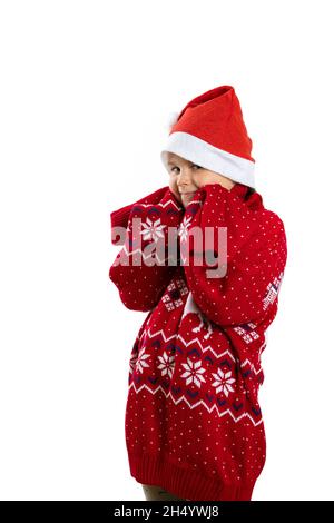 Portrait of funny girl in Red Santa Claus Hut und rot gestrickt übergroßen Weihnachts-Pullover mit Rentier mit langen Ärmeln, isoliert auf weiß Stockfoto