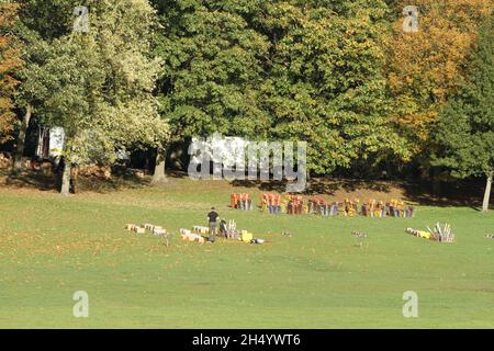 Colchester, Großbritannien. 05.. November 2021. Vorbereitungen für das Feuerwerk im Lower Castle Park in Colchester an einem sonnigen Herbsttag. Kredit: Eastern Views/Alamy Live Nachrichten Stockfoto