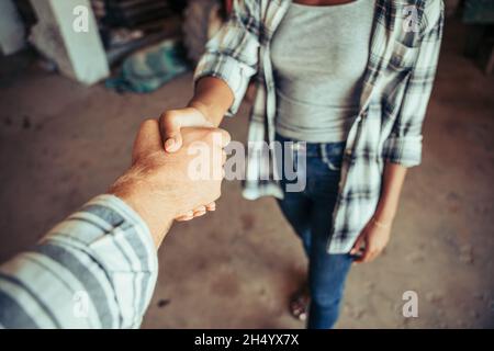 Nahaufnahme gemischtes Rennen Paar Hand schütteln nach langen Tag der Arbeit Stockfoto