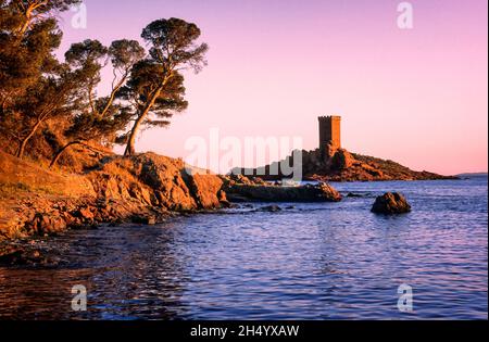 FRANKREICH. VAR (83) SONNENUNTERGANG AUF DER CORNICHE D'OR AM CAP DU DRAMONT AN DER CORNICHE DE L'ESTEREL. DIE GOLDENE INSEL UND IHR SARAZENER TURM Stockfoto