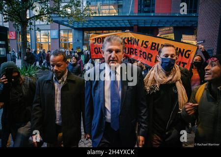 Senator Joe Manchin wird von jungen Klimaaktivisten wegen seiner Weigerung konfrontiert, wichtige Klimagesetze zu unterstützen, als er am 4. November 2021 seine Yacht in Washington DC verlässt Stockfoto