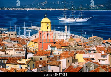 FRANKREICH. VAR (83) DER GOLF VON SAINT TROPEZ MIT DEM HAFEN VON SAINT TROPEZ UND DEM HAFEN COGOLIN IM HINTERGRUND Stockfoto