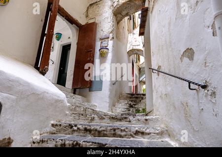 Aufnahme eines Treppenhauses eines weißen Gebäudes in einem niedrigen Winkel Stockfoto