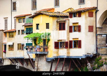 Florenz, Italien - 2. Mai 2013: Riesige Menschenmassen auf der Ponte Vecchio, Florenz, Italien. Wolkiger Frühlingstag. Fenster, Balkone, Blumen Stockfoto