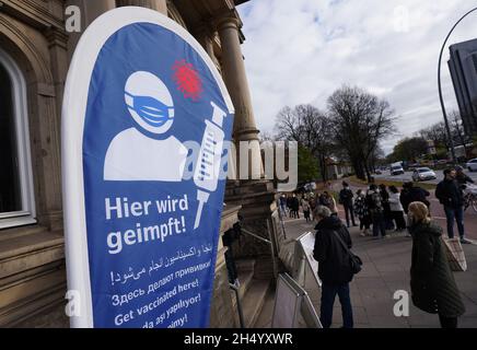 Hamburg, Deutschland. November 2021. Vor der Hamburger Staats- und Universitätsbibliothek hat sich eine lange Reihe von Menschen gebildet, die geimpft werden wollen. Der Sprecher der Gesundheitsbehörde sagte, dass beim offenen Impfangebot genügend Corona-Impfstoff auf Lager war, um allen zu dienen. (To dpa 'offenes Impfangebot in der Universitätsbibliothek - lange Schlange vor der Tür') Quelle: Marcus Brandt/dpa/Alamy Live News Stockfoto