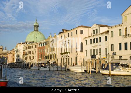 VENEDIG, ITALIEN - 13. Okt 2013: Blick entlang venezianischer Häuser auf dem Canal Grande von Venedig, Italien Stockfoto