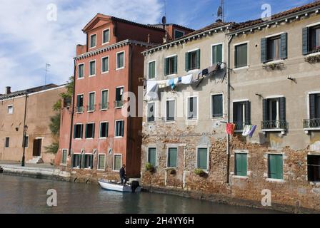 VENEDIG, ITALIEN - 13. Okt 2013: Venezianische Häuser am Seitenkanal in Venedig, Italien Stockfoto