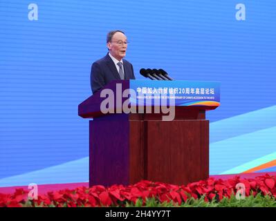 Shanghai. November 2021. Der chinesische Vizepräsident Wang Qishan spricht am 5. November 2021 auf einem hochrangigen Forum zum 20. Jahrestag des Beitritts Chinas zur Welthandelsorganisation (WTO) im ostchinesischen Shanghai. Quelle: Liu Weihing/Xinhua/Alamy Live News Stockfoto