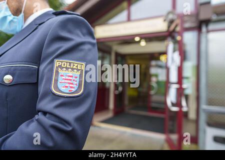 05. November 2021, Hessen, Büdingen: Polizeipressereferent Tobias Kremp steht heute Nachmittag vor der Wolfgang-Konrad-Halle im Kreis Lorbach. Bei der Suche nach der Mutter eines 1999 gefundenen toten Säuglings wird hier ab Samstag (06.11.2021) eine DNA-Serienuntersuchung stattfinden. Die Ermittler hoffen, Fortschritte bei der Lösung des mutmaßlichen Mordes zu erzielen. Rund 600 Frauen aus der Umgebung der Stadt im Bezirk Wetterau, die zwischen 13 und 30 Jahre alt waren, als die Leiche gefunden wurde, wurden gebeten, freiwillig eine Speichelprobe zu geben. Foto: Frank Rumpenhorst/dpa Stockfoto