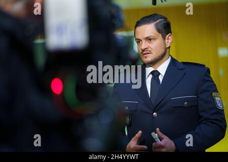 05. November 2021, Hessen, Büdingen: Polizeipressesprecher Tobias Kremp spricht heute Nachmittag in der Wolfgang Konrad Hall im Kreis Lorbach mit Medienvertretern. Bei der Suche nach der Mutter eines 1999 gefundenen toten Säuglings wird hier ab Samstag (06.11.2021) eine DNA-Serienuntersuchung stattfinden. Die Ermittler hoffen, dass dies ihnen helfen wird, Fortschritte bei der Lösung des mutmaßlichen Mordes zu erzielen. Rund 600 Frauen aus der Umgebung der Stadt im Bezirk Wetterau, die zwischen 13 und 30 Jahre alt waren, als die Leiche gefunden wurde, wurden gebeten, freiwillig eine Speichelprobe zu geben. Foto: Frank R Stockfoto