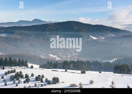 Winter neblige Landschaft der Beski Sadecki Bergkette in der Nähe von Krynica Zdroj, Polen Stockfoto