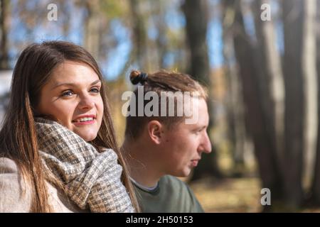 Beziehungskonzept. Ernsthaft suchen und denken über etwas Frau Profil Porträt mit verschwommenem Mann im Hintergrund. Das Auge ist im Fokus der Kamera. Sele Stockfoto