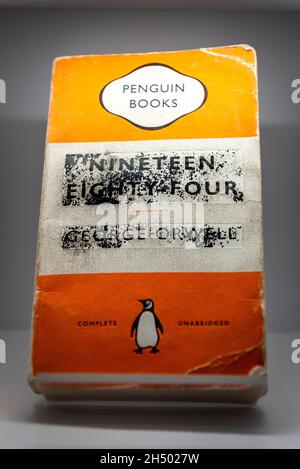 Roman der neunzehn achtzig Jahre von George Orwell, Wechselausstellung, Ägyptisches Museum, Turin, Piemont, Italien. Stockfoto