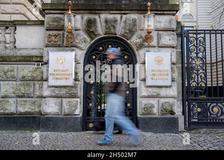 Berlin, Deutschland. November 2021. Ein Passant geht an einem Eingangstor der russischen Botschaft in Berlin vorbei. Unter ungeklärten Umständen ist ein Mitarbeiter der russischen Botschaft in Berlin gestorben. Laut einem Spiegel-Bericht sollen Sicherheitskräfte der Berliner Polizei den Mann bereits am 19. Oktober morgens auf dem Bürgersteig hinter dem Botschaftskomplex gefunden haben. (To dpa 'Körper des russischen Diplomaten in der Botschaft gefunden') Quelle: Kay Nietfeld/dpa/Alamy Live News Stockfoto