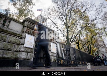 Berlin, Deutschland. November 2021. Ein Passant geht an einem Eingangstor der russischen Botschaft in Berlin vorbei. Unter ungeklärten Umständen ist ein Mitarbeiter der russischen Botschaft in Berlin gestorben. Laut einem Spiegel-Bericht sollen Sicherheitskräfte der Berliner Polizei den Mann bereits am 19. Oktober morgens auf dem Bürgersteig hinter dem Botschaftskomplex gefunden haben. (To dpa 'Körper des russischen Diplomaten in der Botschaft gefunden') Quelle: Kay Nietfeld/dpa/Alamy Live News Stockfoto