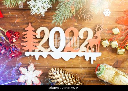 dunkler Holzhintergrund zu weihnachten oder Neujahr, schwarzes Weihnachtsbrett mit Weihnachtsdekorationen, Platz für einen Text, Blick von oben Stockfoto