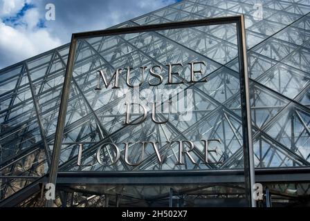 Das Louvre Museum Schild vor dem Eingang in der Glaspyramide, Paris, Frankreich Stockfoto