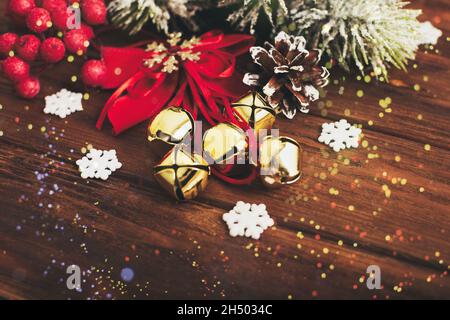 Festliche Weihnachtskarte mit verzierten Tannenbäumen und Platz zum Kopieren für Ihre Weihnachtsgrüße. Draufsicht flach liegend Stockfoto