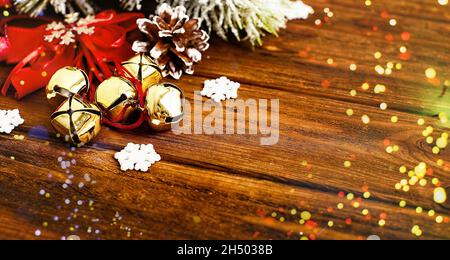 Weihnachten Holzhintergrund mit Schneetanne. Ansicht mit Kopierraum . Kopieren Sie den Raum, umrahmt von Christbaumzweigen, Dekorationen, Süßigkeiten. Stockfoto