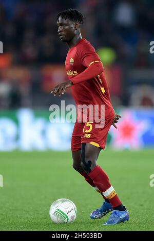 Rom, Italien. November 2021. Ebrima Darboe von AS Roma während des UEFA Conference League-Spiels zwischen Roma und Bodo Glimt im Stadio Olimpico, Rom, Italien am 4. November 2021. Kredit: Giuseppe Maffia/Alamy Live Nachrichten Stockfoto