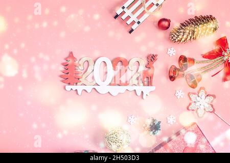 Happy New Year Holiday Konzept. Neujahrsdekorationen, Baum, Schneeflocke, Kieferkegel, Geschenke auf dem Hintergrund. Weihnachtsfeier Grußkarte Mockup mit Kopie Stockfoto